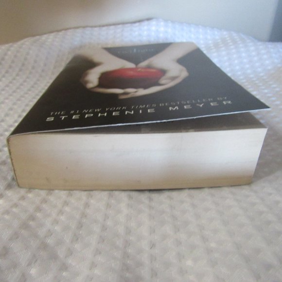 Paperback Book Twilight   The #1 New York Times Best Seller by Stephenie Meyer - Picture 10 of 11